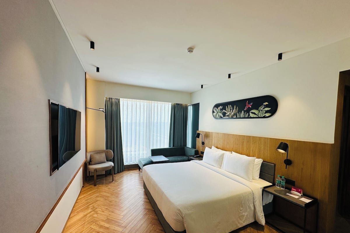 Club Room, 1 King Bed | Minibar, in-room safe, desk, blackout drapes