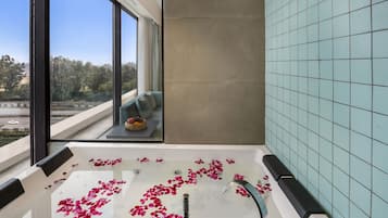Habitación Club, 1 cama de matrimonio grande | Baño | Artículos de higiene personal gratuitos, secador de pelo y zapatillas