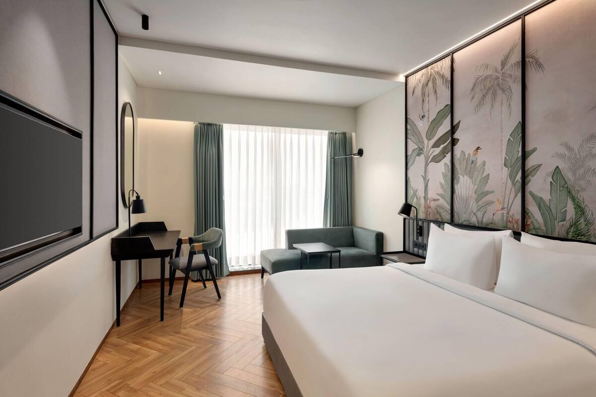 Habitación superior, 1 cama King size | Minibar, caja de seguridad en la habitación y escritorio