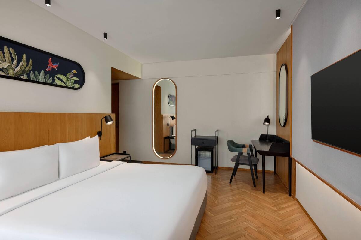 Habitación Club, 1 cama King size | Minibar, caja de seguridad en la habitación y escritorio