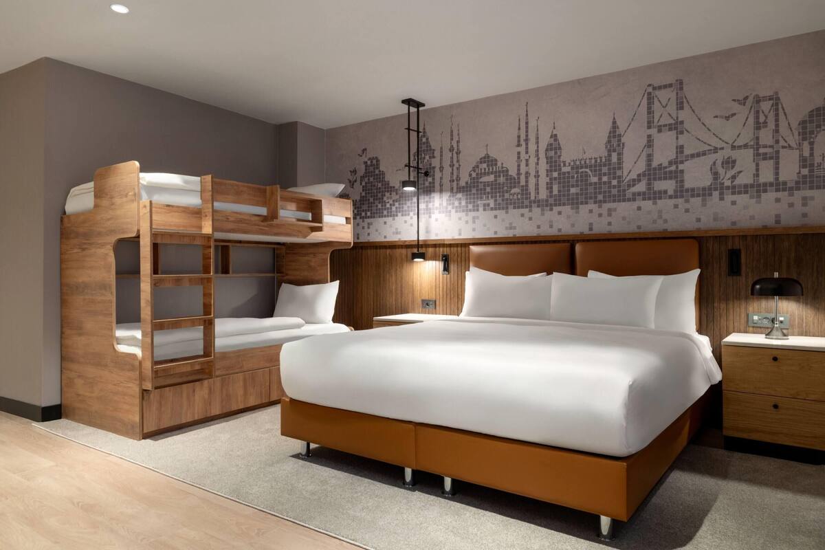 Premium bedding, Tempur-Pedic beds, minibar, in-room safe