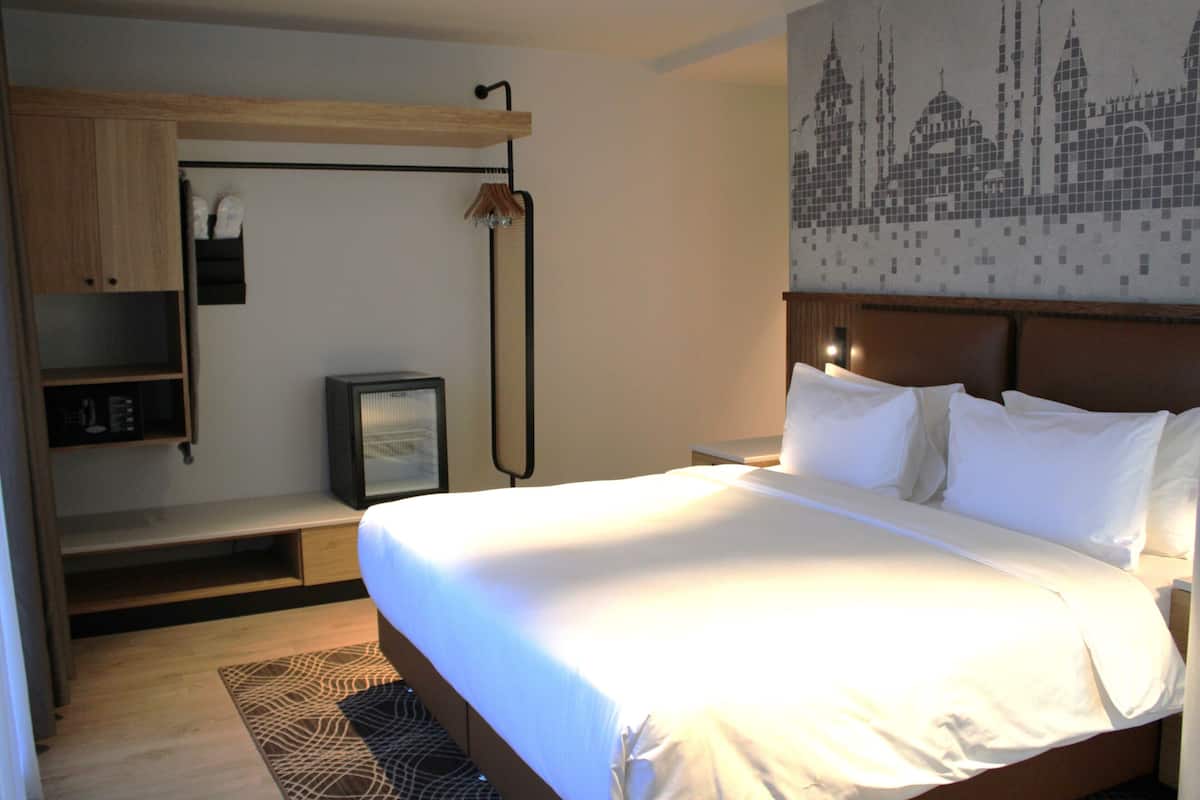 Premium bedding, Tempur-Pedic beds, minibar, in-room safe