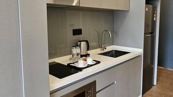 Room, 1 King Bed, Non Smoking | Private kitchen