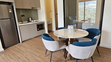 Zimmer, Mehrere Betten, Nichtraucher | Essbereich im Zimmer