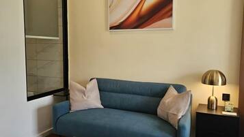 Room, 1 King Bed, Non Smoking | Living area