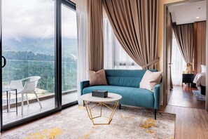 ห้องพัก, 2 ห้องนอน, ปลอดบุหรี่ (1 King Bed and 1 Single Bed) | บริเวณนั่งเล่น | สมาร์ททีวี 50 นิ้ว พร้อมช่องดิจิตอล