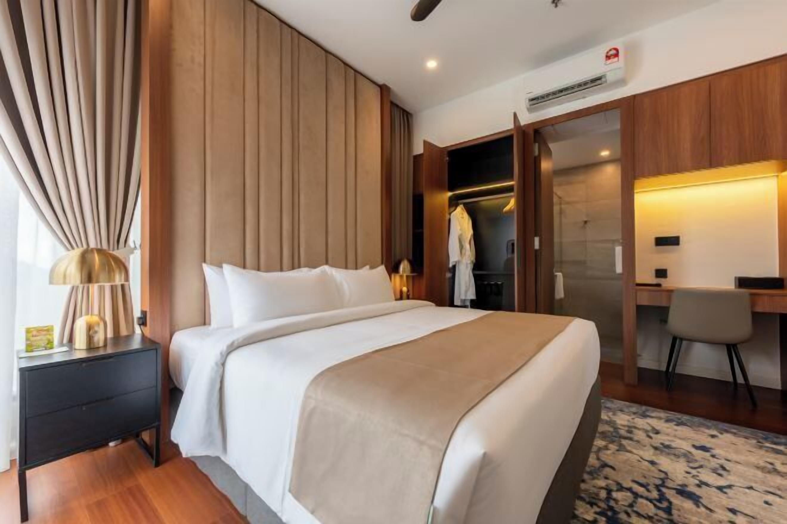 Roupas de cama premium, escrivaninha, espaço de trabalho para notebook