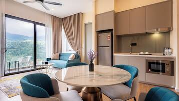 Habitación, 2 habitaciones, para no fumadores (1 King Bed and 1 Single Bed) | Comedor
