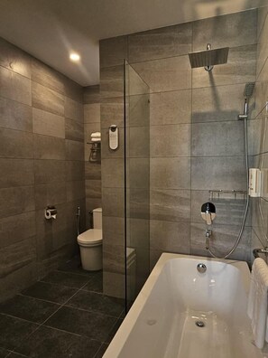 Room, 1 King Bed, Non Smoking | Bathroom - Wyndham Garden Suites Genting Highlands (Genting Highlands)