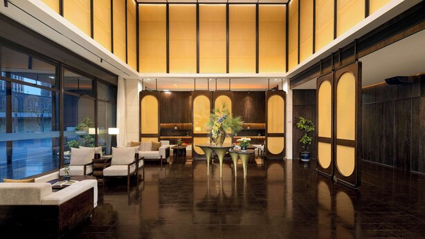 A spacious lobby with a high ceiling, large windows, and a central seating area with tables and chairs. - Days Hotel By Wyndham Zhuzhou Shifeng (Zhuzhou)