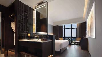 Room, 1 King Bed, Smoking (Cinema)