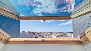 Ein Oberlicht mit Blick auf eine Wohngegend.