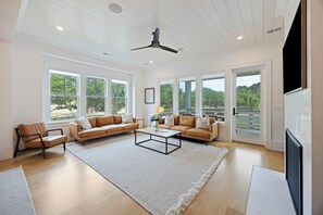 Smart TV, ping pong - NEW BUILD! 4 bedroom Luxury Seabrook Home, Private Pool, Club Access, Equestrian View! (Seabrook Island)