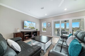 Een televisie en een open haard