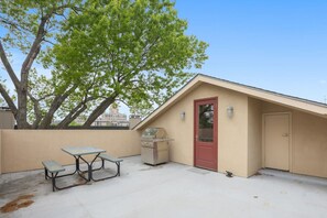 Outdoor dining - 30% Off - 3 Bed Townhome- Oak Lawn - Pet Friendly (Dallas)