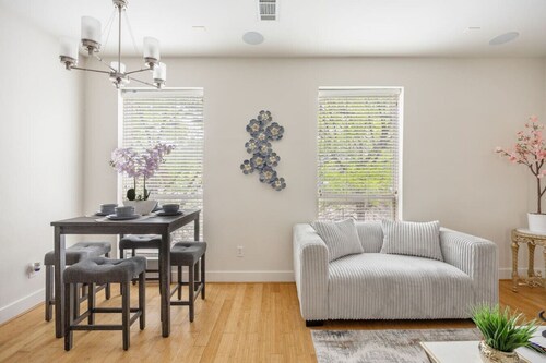 30% Off - 3 Bed Townhome- Oak Lawn - Pet Friendly