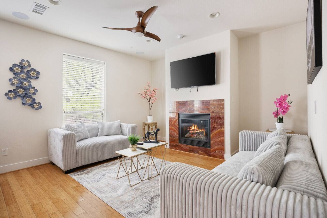 Televisión y chimenea 