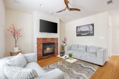 30% Off - 3 Bed Townhome- Oak Lawn - Pet Friendly