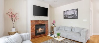 30% Off - 3 Bed Townhome- Oak Lawn - Pet Friendly
