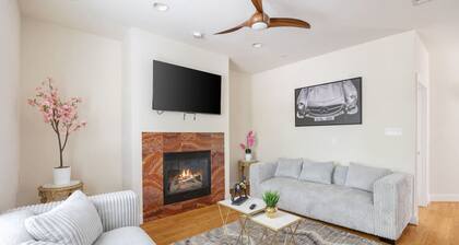 30% Off - 3 Bed Townhome- Oak Lawn - Pet Friendly