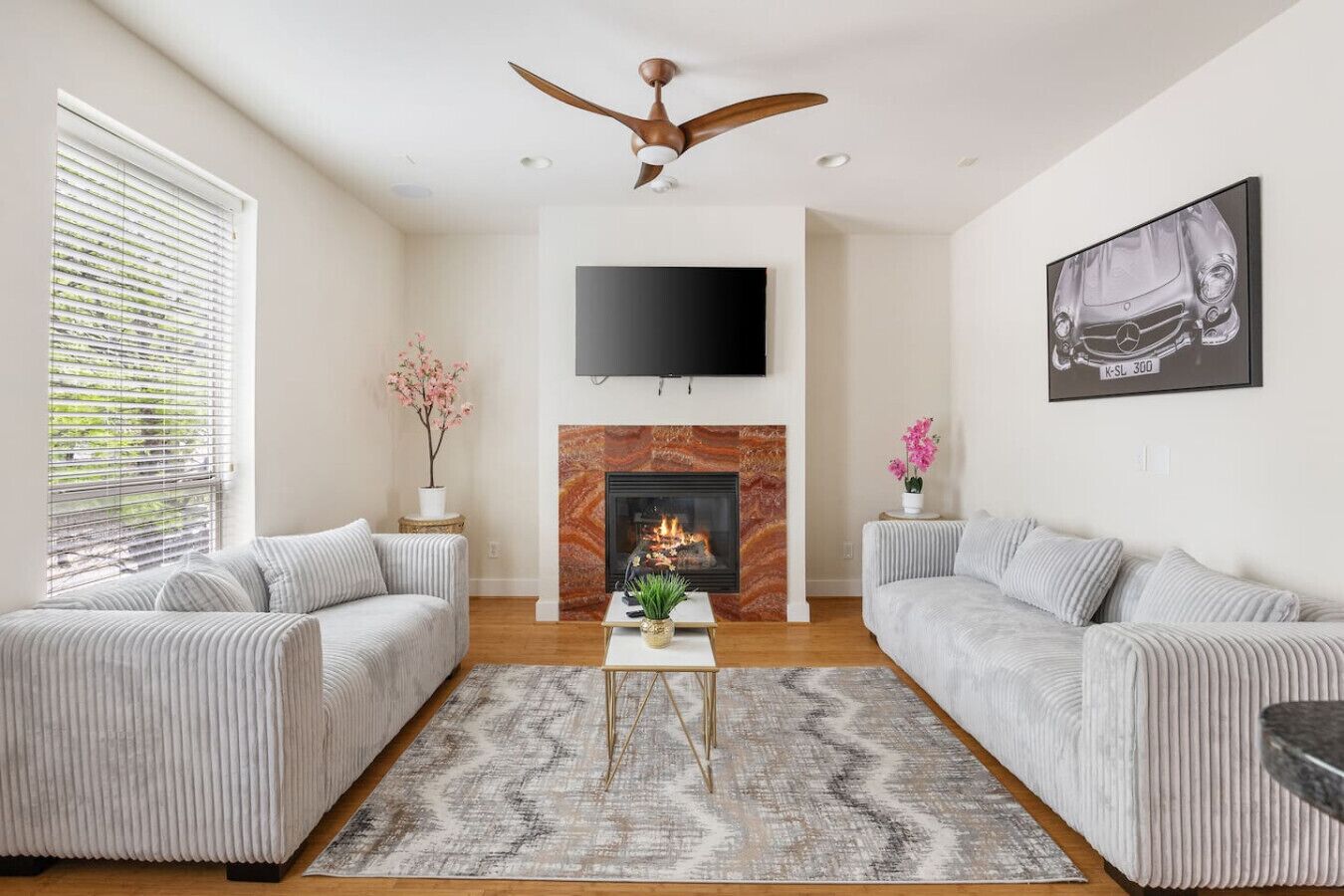 Televisión y chimenea 