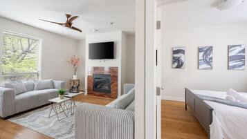 Desk, iron/ironing board, WiFi, bed sheets