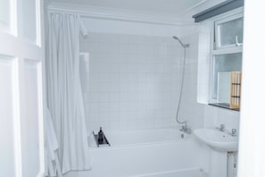 Serviettes fournies, savon, papier toilette