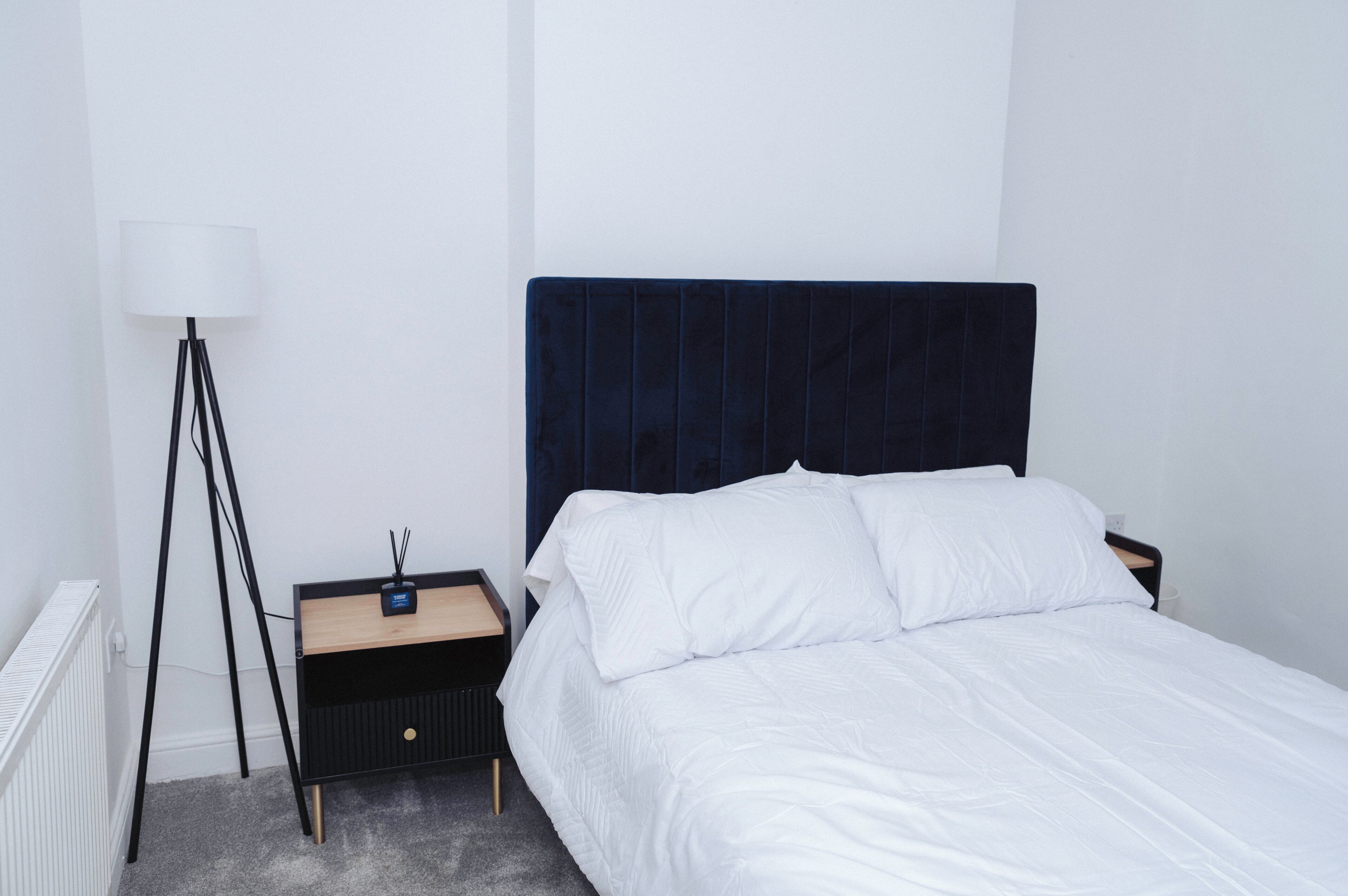 3 habitaciones, escritorio y tabla de planchar con plancha 