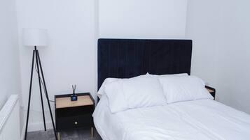 3 habitaciones, escritorio y tabla de planchar con plancha