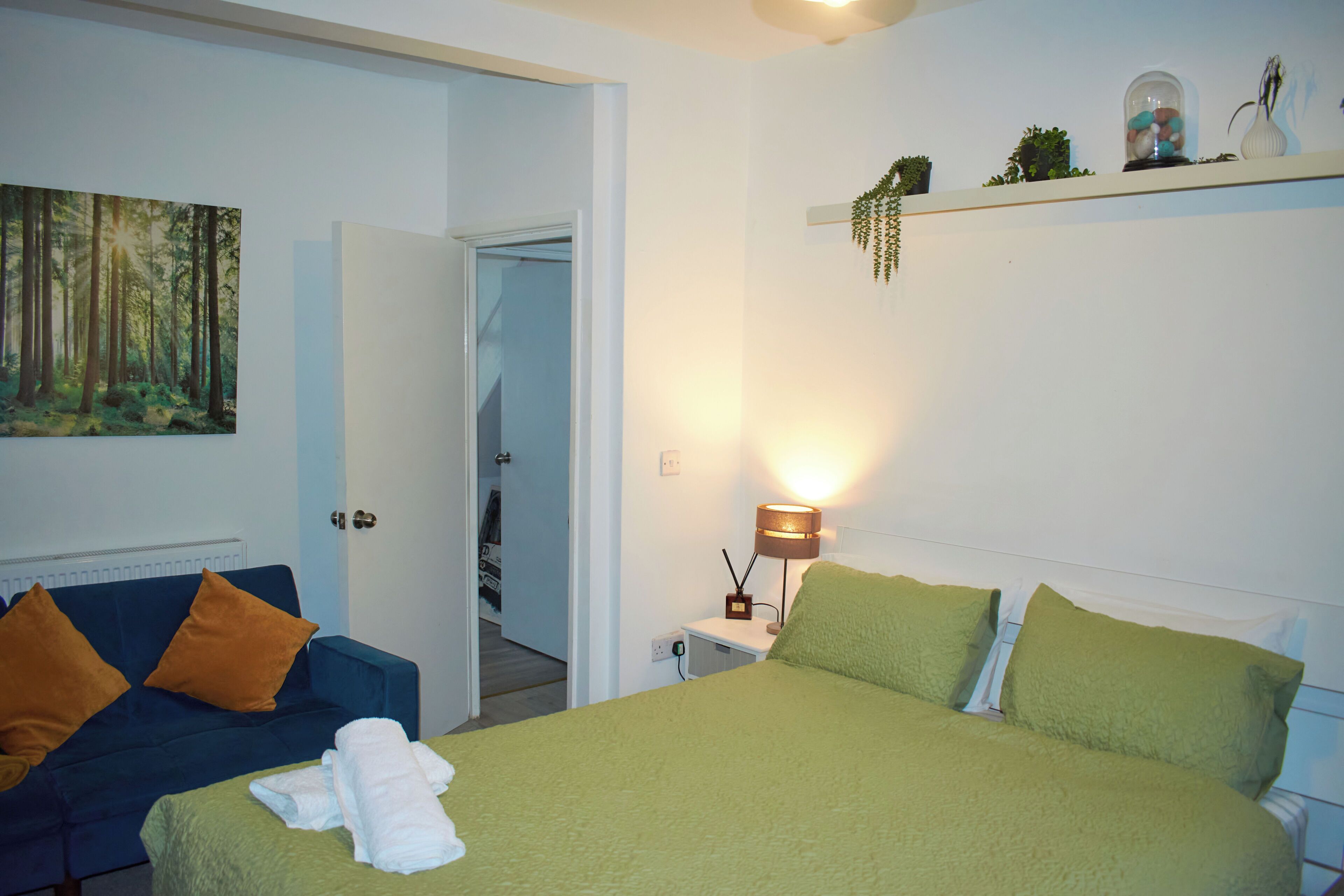 3 habitaciones, escritorio y tabla de planchar con plancha 