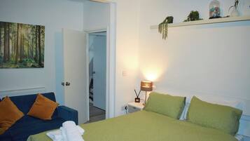 3 habitaciones, escritorio y tabla de planchar con plancha