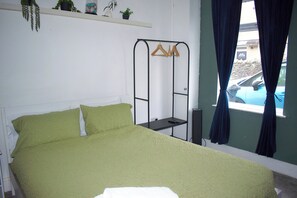 3 chambres, bureau, fer et planche à repasser, lit parapluie