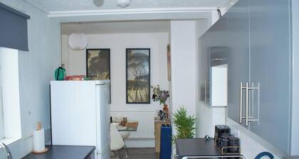 3 Bedroom House - Your Home Away from Home in Bristol!