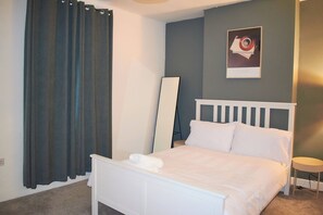 3 Schlafzimmer, Schreibtisch, Bügeleisen/Bügelbrett, Reisekinderbett