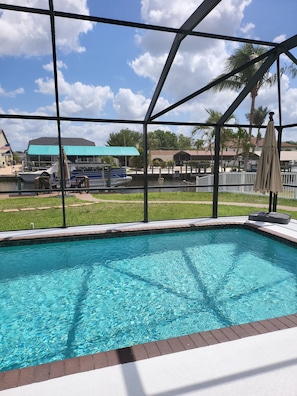 Una piscina al aire libre, una piscina climatizada