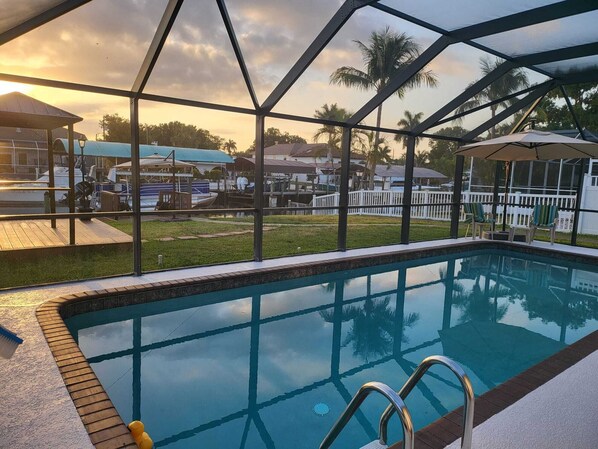 Utomhuspool och uppvärmd pool