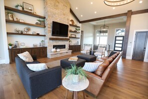 Premium Cabin, Lake View | Living area