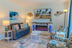 Smart TV, fireplace - Luxurious Renovated 2 Bedroom at Myrtle Beach Resort! First Floor! 148-A (Myrtle Beach)