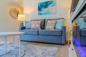 Smart TV, fireplace - Luxurious Renovated 2 Bedroom at Myrtle Beach Resort! First Floor! 148-A (Myrtle Beach)