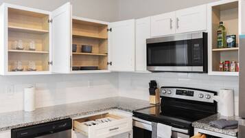 Réfrigérateur, four à micro-ondes, un four, surface de cuisson