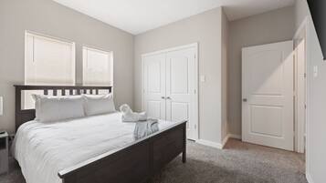 3 bedrooms, desk, iron/ironing board, WiFi