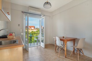 Kühlschrank, Herdplatte, Wasserkocher mit Kaffee-/Teezubehör