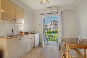 Fridge, stovetop, coffee/tea maker, electric kettle