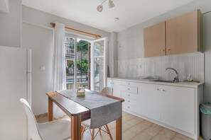 Fridge, oven, stovetop, coffee/tea maker