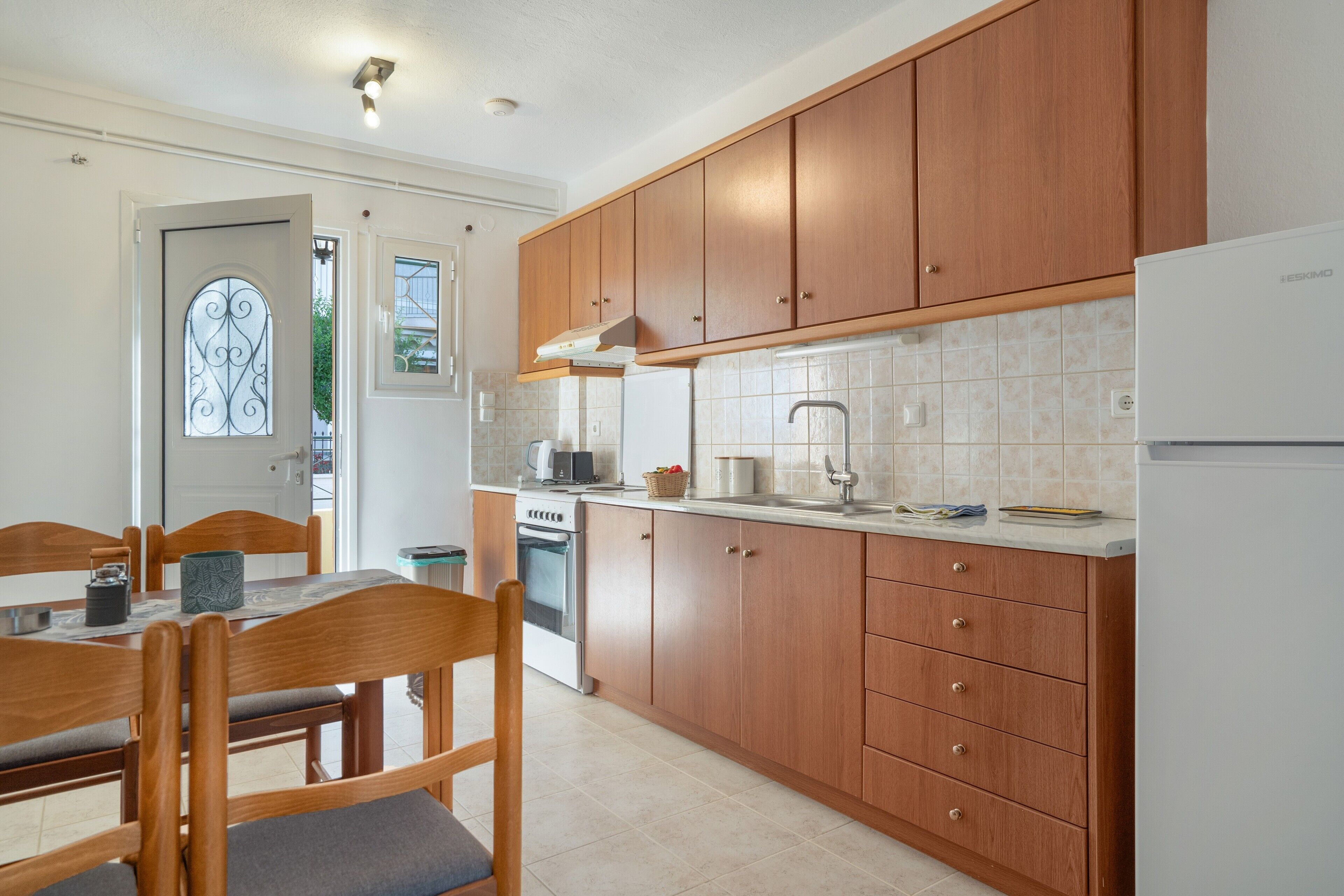 Coffee/tea maker, fridge, oven, stovetop