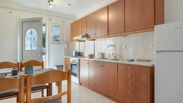 Coffee/tea maker, fridge, oven, stovetop