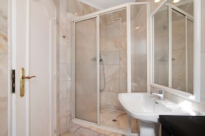Shower, hair dryer, towels