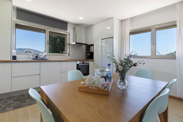 Kühlschrank, Mikrowelle, Ofen, Wasserkocher mit Kaffee-/Teezubehör