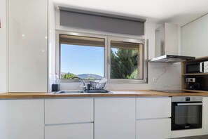 Kühlschrank, Mikrowelle, Ofen, Wasserkocher mit Kaffee-/Teezubehör