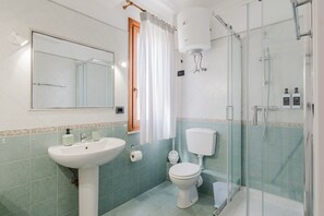 Shower, hair dryer, towels - Apartment 'Kairos' with Shared Pool, Wi-Fi and Air Conditioning (San Vito Lo Capo)